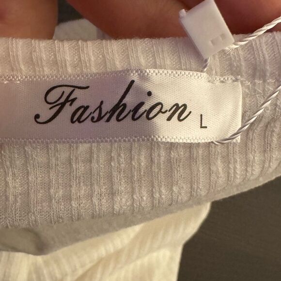 Brand new gorgeous size large top in a bright white - Picture 2 of 7